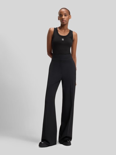 Frauenmodel trägt Slim Fit Tank Top aus Baumwoll-Mix Modell 'DATAMIA' von HUGO, unifarben, U-Ausschnitt, Feinripp, Ganzkörperansicht von vorne.