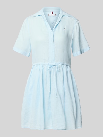 Produktfoto, Ausgestelltes Freizeitkleid aus reinem Leinen von Tommy Hilfiger in Hellblau, kurzarm, V-Ausschnitt, unifarben, Mini-Länge, Logo Stitching