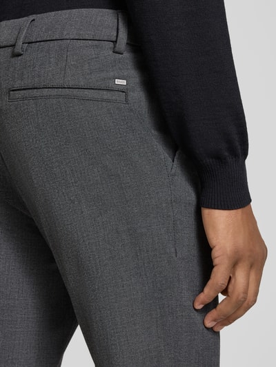 Mannenmodel draagt Regular Fit smalle broek met viscose model 'GABARDINE' van BOSS, Heren smalle broek, detailopname.