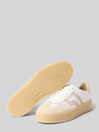 Produktfoto, Sneaker aus Leder mit Plateausohle Modell 'Cuzmani' von Gant, weiß-beige, abgerundete Form, Label-Detail, profilierte Sohle, Absatzhöhe 4 cm, Schafthöhe 7 cm, Schaftweite 6 cm