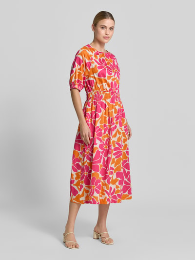 Frauenmodel trägt Midikleid im Allover-Look mit Rundhalsausschnitt von Smith and Soul aus reiner Baumwolle, taillierter Schnitt, farbenfrohes Blumenmuster, Ganzkörperansicht von vorne.