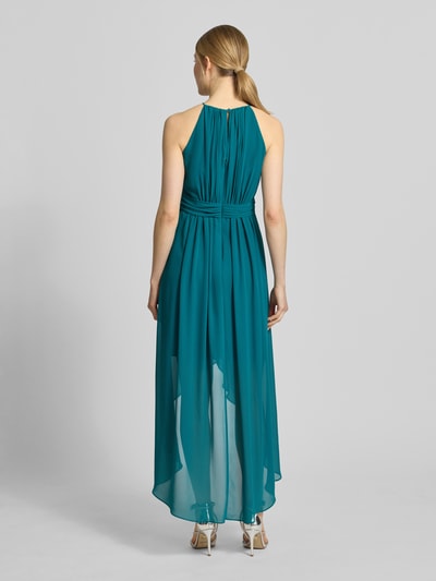 Modelka kobieca nosi Maxikleid in Falten-Optik od Jake*s Cocktail, turkus, taśma materiałowa, bezrękawnik, długość pleców 140 cm, szerokość w rozmiarze 36: 32 cm, widok całej sylwetki z tyłu.