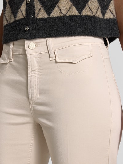 Frauenmodel trägt Flared Fit Jeans mit Pattentaschen Modell 'Fabienne' von Cambio, elastischer Baumwoll-Mix, Nahaufnahme Hüfte