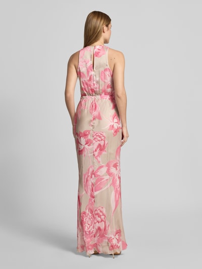 Frauenmodel trägt Abendkleid mit rückseitigem Schlüsselloch-Ausschnitt von Rinascimento aus Satin im Mermaid-Design, Maxikleid, floraler Print, Rundhalsausschnitt, Raffung, Rückenlänge bei Größe S: 161 cm, Brustweite bei Größe S: 47 cm, Ganzkörperansicht Rückansicht.