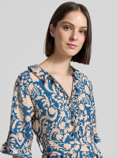 Frauenmodel trägt Knielanges Kleid aus Viskose im Allover-Look von Christian Berg Woman in Blau mit Allover-Look, V-Ausschnitt, Volants, Bindegürtel, Nahaufnahme Oberkörper.