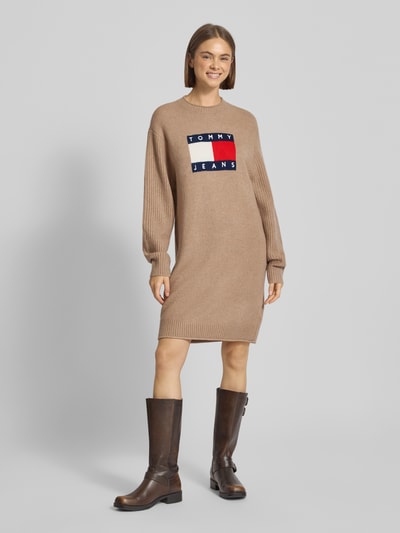 Tommy Jeans Relaxed Fit Strickkleid mit Woll-Anteil Camel 1