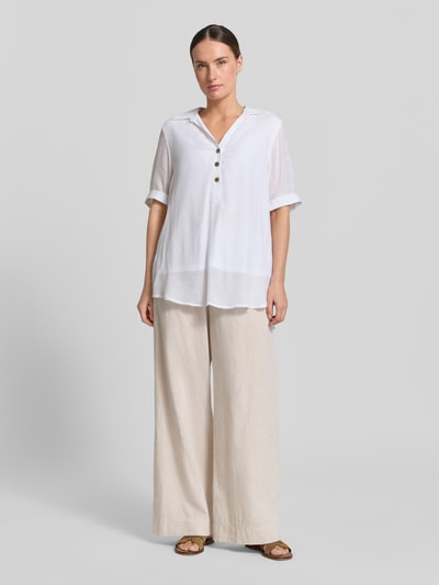 Frauenmodel trägt Blusenshirt mit Umlegekragen von Apricot in Weiß, gerader Schnitt aus Viskose-Mix, kurze Knopfleiste, Halbarm, Ganzkörperansicht von vorne.