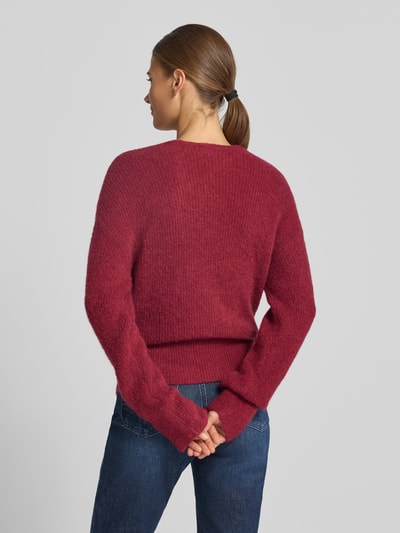 Frauenmodel trägt Strickpullover in Wickel-Optik Modell 'Bondie Hope' von MSCH Copenhagen in Dunkelrot, strukturierte Oberfläche, Ganzkörperansicht Rückansicht.