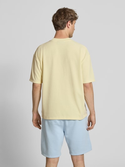 Mężczyznamodel nosi męski t-shirt Oversized T-Shirt mit Logo-Stitching Modell 'Lagos' von Pegador z elastyczna mieszanka materiałów, krój oversized fit, długość tyłu w rozmiarze m: 65 cm, pastelowe kolory, gładka tekstura, Ganzkörperansicht Rückansicht.