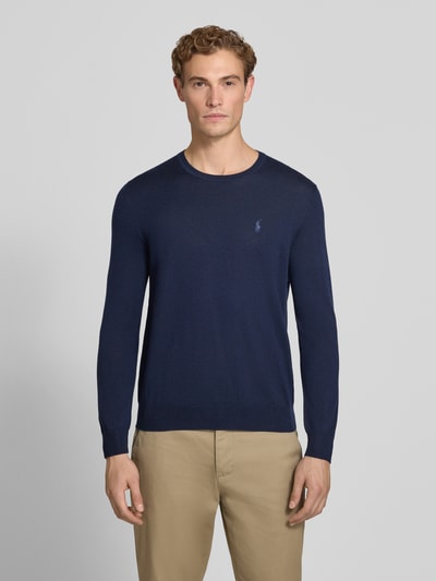 Męski model nosi Regular Fit Pullover aus reiner Wolle von Polo Ralph Lauren, ciemnoniebieski, gładka tekstura, Ganzkörperansicht von vorne.