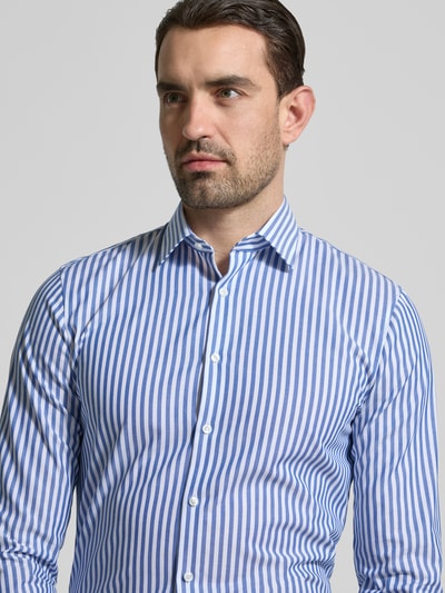 Męski model nosi Super Slim Fit Business-Hemd mit Kentkragen od OLYMP, bawełna, wzór na całej powierzchni, koszula biznes, krój super slim fit, kołnierzyk typu kent, długość tyłu w rozmiarze 40: 81 cm, szerokość ramion w rozmiarze 40: 44 cm, długość rękawów w rozmiarze 40: 68 cm, widok na górną część ciała z przodu.