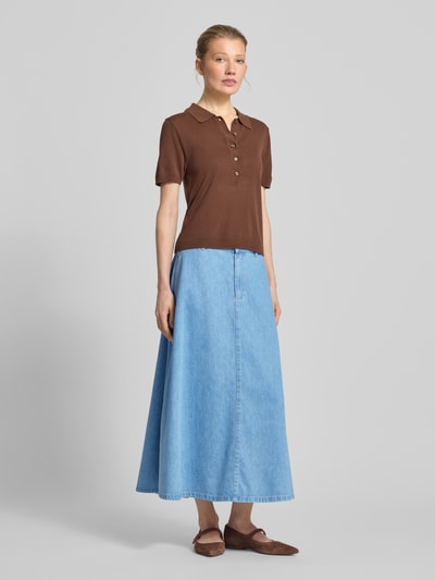 Frauenmodel trägt Maxirock in Denim-Optik mit Lyocell-Anteil von Comma, helle Blau- und Brauntöne, A-Linie, Ganzkörperansicht von vorne, Baumwoll-Lyocell-Anteil, Knopf-Reißverschluss, Bundweite 37 cm, Gesamtlänge 87 cm, Größe 36.