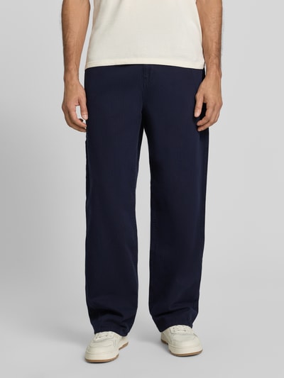Männermodel trägt Anzughose mit Bügelfalten Modell 'Como Solid Slack Pants' von Les Deux in Dunkelblau, reine Baumwolle, Regular Fit, Nahaufnahme Oberkörper.