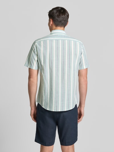 Männermodel trägt Slim Fit Freizeithemd mit Logo-Stitching von Lerros, gestreiftes Design in Grün und Weiß, Reine Baumwolle, Ganzkörperansicht Rückansicht. Rückenlänge 75 cm, Schulterbreite 43 cm, Ärmellänge 26 cm, Kentkragen, Kurzärmelig, Knopfleiste.