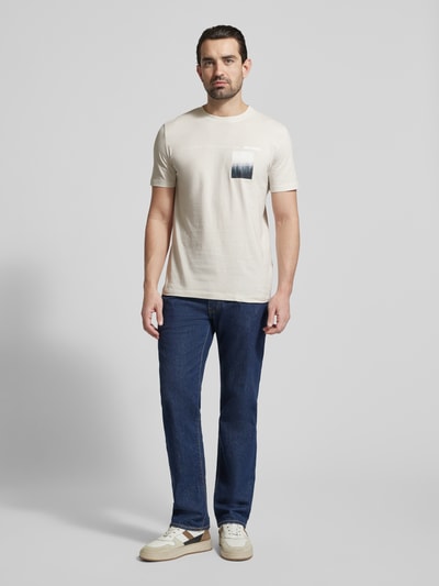 Männermodel trägt Regular Fit T-Shirt aus reiner Baumwolle von Tom Tailor Denim, Optik: Unifarben, Rundhals, Kurzarm, Foto-Print, Ganzkörperansicht von vorne.