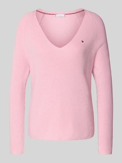 Produktfoto, Regular Fit Strickpullover aus reiner Baumwolle von Tommy Hilfiger, różowy, dzianina prążkowana, dekolt V, długi rękaw, logo, wzór jednolity.