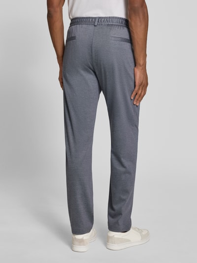 Männermodel trägt Slim Fit Anzughose aus Viskose-Mix Modell 'TIUS2' von Strellson, melierte Optik, elastischer Bund, Rückansicht.