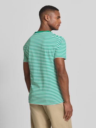 Männermodel trägt Slim Fit T-Shirt aus reiner Baumwolle von Polo Ralph Lauren in Optik:Unifarben, Two-Tone, Ganzkörperansicht Rückansicht.