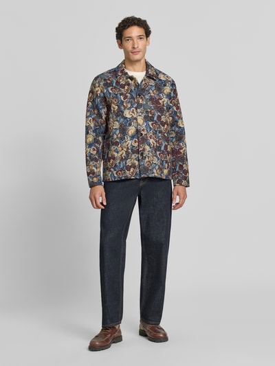 Männermodel trägt Regular Fit Hemdjacke im Allover-Look mit Kentkragen von Les Deux, bunte Farben, Baumwoll-Mix, Ganzkörperansicht von vorne.