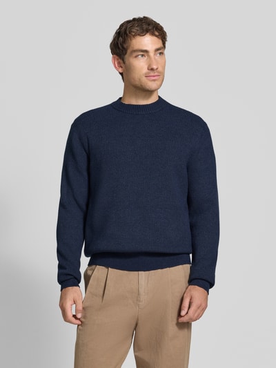 Männermodel trägt Regular Fit Pullover aus Viskose-Mix Modell 'MATTI' von Jake*s Studio Men in Dunkelblau, Ganzkörperansicht von vorne.