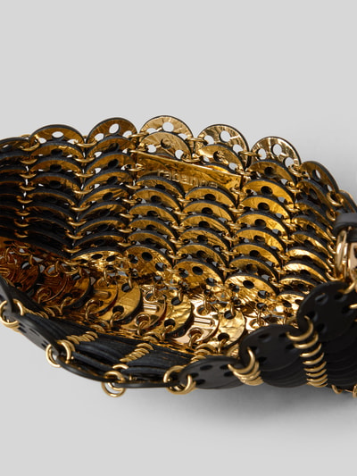 Produktfoto, Handtasche mit Paillettenbesatz von Rabanne, glänzendes Gold-Schwarz, offenes Hauptfach, Struktur mit Lochmuster, Detailaufnahme