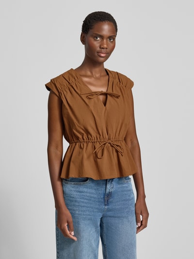 Frauenmodel trägt Blusentop mit V-Ausschnitt und Schnürung von Jake*s Casual aus Reine Baumwolle, Taillierter Schnitt, braun, Ganzkörperansicht von vorne.
