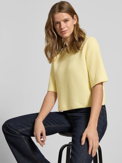 Frauenmodel trägt Boxy Fit T-Shirt aus Rippstrick mit Woll-Anteil Modell 'SILLY' von Pieces, Optik: Unifarben, Passform: Boxy-Fit, Rundhals, Kurzarm, Materialverarbeitung: Rippstrick, gelb, strukturierte Oberfläche, Ganzkörperansicht von vorne.