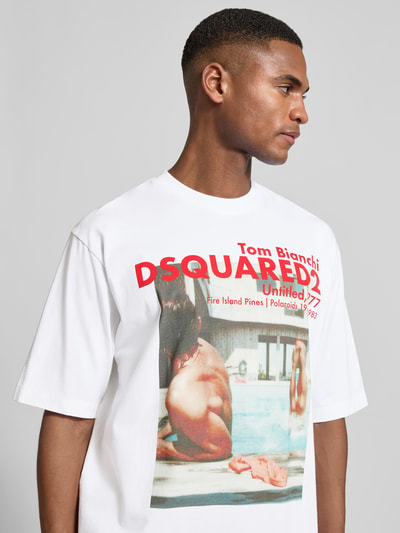 Männermodel trägt Loose Fit T-Shirt aus reiner Baumwolle von Dsquared2, weiß mit Fotoprint, Rundhals, Nahaufnahme Oberkörper.