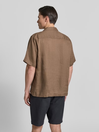 Männermodel trägt Relaxed Fit Leinenhemd mit Resortkragen Modell 'KYLIAN' van SELECTED HOMME, effen bruin linnen, rugpas, korte mouw, Ganzkörperansicht Rückansicht.