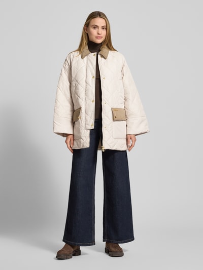 Modelka kobieca nosi Regular Fit Steppjacke mit Cord-Details Modell 'ALDBURGH' od Barbour, jasny kolor, długie rękawy, widok całej sylwetki z przodu.