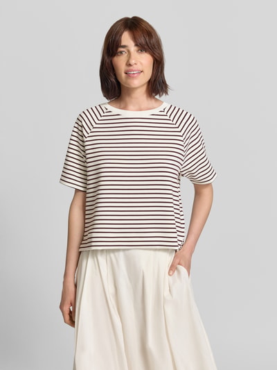 Frauenmodel trägt Boxy Fit Sweatshirt aus Viskose-Mix Modell 'Bailee.S' von Brax, creme mit braunen Streifen, lockere Passform, Damen Sweatshirt, Nahaufnahme Oberkörper.