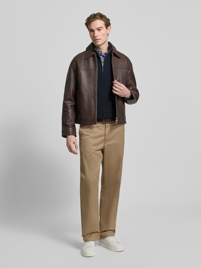 Männermodel trägt Slim Fit Troyer mit gerippten Abschlüssen von Gant, Reine Baumwolle, Troyer-Kragen, kurzer Reißverschluss, Ganzkörperansicht von vorne.