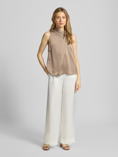 Frauenmodel trägt Slim Fit Weite Hose mit Schiebehaken und verdecktem Reißverschluss Modell 'HASELI-1' von HUGO, Optik: Unifarben, Passform: Slim-Fit, High-Waist, Materialverarbeitung: Satin in Weiß, Ganzkörperansicht von vorne.