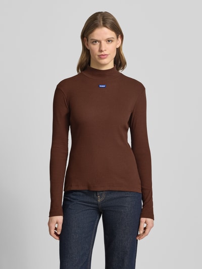 Frauenmodel trägt Slim Fit bluzka z długim rękawem z mieszanki bawełny, model 'EASY LONGSLEEVE_B' od Hugo Blue, efekt: jednolity kolor, naszywka z logo, wysokie zapięcie, prążkowane wykończenie, Ganzkörperansicht von vorne.