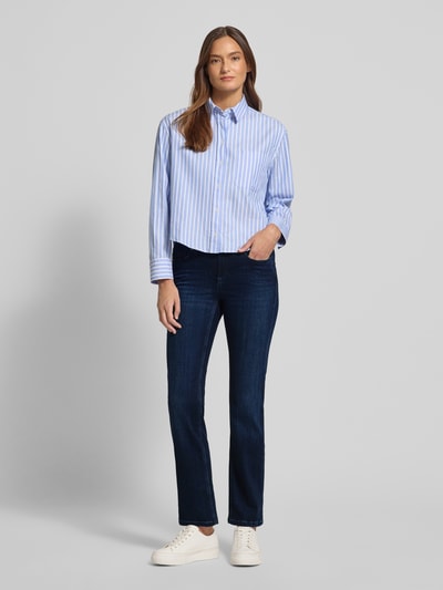 Vrouwenmodel draagt donkere Jeans met steekzakken Model 'PIPER LONG' van Cambio, viscosemix met modal, slim fit, vooraanzicht volledig lichaam.