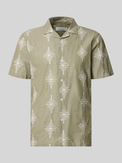 Produktfoto, Slim Fit Freizeithemd mit Stitchings Modell 'LEOPOLD' von Casual Friday in Olivgrün mit weißem Stitching-Muster, Reine Baumwolle, Reverskragen, Knopfleiste, Kontext: Rückenlänge bei Größe M 72 cm, Schulterbreite 46 cm, Ärmellänge 25 cm.
