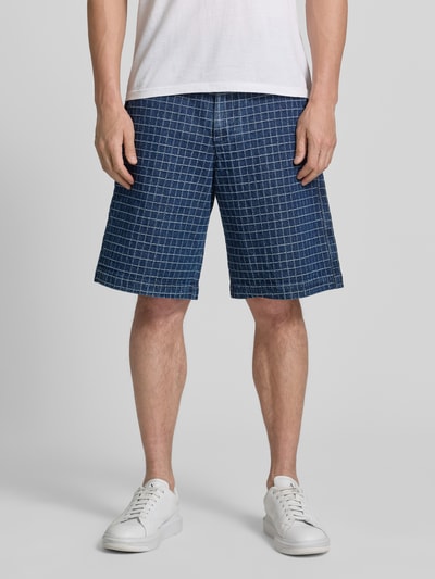 Mannmodel draagt Regular Fit Bermudas met viscose-aandeel model 'Luca' van Wood Wood, heren, katoenmix met viscose, binnenbeenlengte 27 cm, bandwijdte 44 cm, knoop- en ritssluiting, achterzakken, donkerblauw met ruitpatroon, ganzekörperaanzicht van voren.
