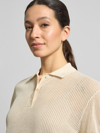 Vrouwenmodel draagt Strickpullover mit Polokragen und Knopfleiste van JAKE*S STUDIO WOMAN, regular fit, linnenmix, beige, detailopname bovenlichaam.