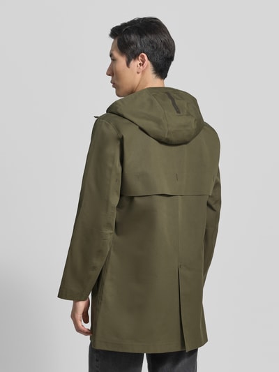 Männermodel trägt Regular Fit Jacke mit Kapuze Modell 'Spirit' von G-LAB aus grünem Baumwoll-Mix mit Logo-Detail, Rückenansicht, Ganzkörperansicht Rückansicht. Kontext: Herren Jacke mit Reißverschluss, Abdeckleiste, Eingrifftaschen, Armtasche, Rückenlänge bei Größe M: 86 cm, Schulterbreite: 49 cm, Brustweite: 56 cm, Ärmellänge: 62 cm.