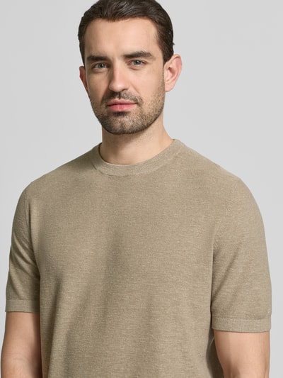 Männermodel trägt Regular Fit T-Shirt aus Baumwoll-Leinen-Mix von Marc O'Polo in Strickoptik, Rundhals, Kurzarm, Nahaufnahme Oberkörper.