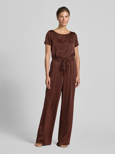 Frauenmodel trägt Relaxed Fit Jumpsuit mit Rundhalsausschnitt von Rinascimento in Braun, Satin, tailliert, mit Tunnelzug, Ganzkörperansicht von vorne.