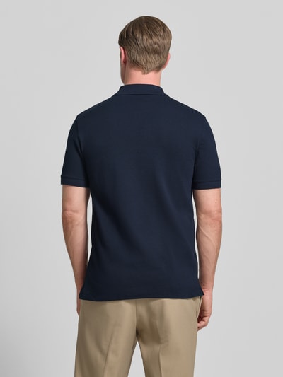 Männermodel trägt Regular Fit Poloshirt aus reiner Baumwolle Modell 'PALLAS' von BOSS, Optik: Unifarben, Ganzkörperansicht Rückansicht.