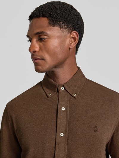 Männermodel trägt Regular Fit Freizeithemd aus reiner Baumwolle von Polo Ralph Lauren in Braun, sichtbare Knöpfe, Nahaufnahme Oberkörper. Herren Freizeithemd von Polo Ralph Lauren