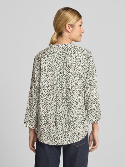 Frauenmodel trägt Bluse aus reiner Viskose Modell 'Adney' von FREE/QUENT mit lockerem Schnitt, V-Ausschnitt, 3/4-Arm und feinem Muster, Rückenlänge 69 cm, Ärmellänge 48 cm, Ganzkörperansicht Rückansicht.