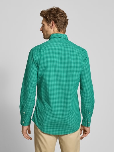 Männermodel trägt Custom Fit Freizeithemd aus reiner Baumwolle von Polo Ralph Lauren, grün kariert, Ganzkörperansicht Rückansicht.