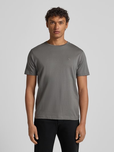 Męski t-shirt z wyhaftowanym logo T-Shirt mit Label-Stitching od Lerros, bawełna, krój regular fit, okrągły dekolt, długość tyłu 69 cm, ganzkörperansicht von vorne.