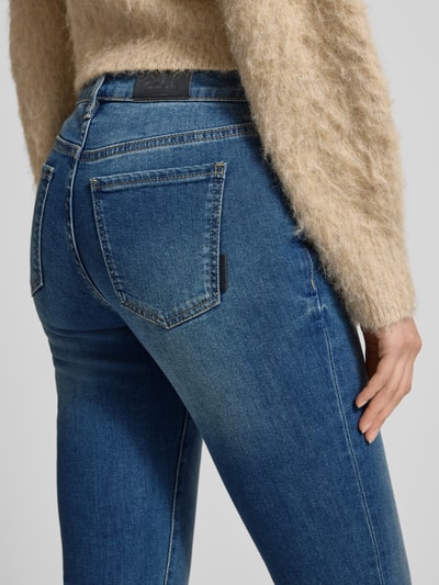 Vrouwenmodel draagt Slim Fit Jeans im 5-Pocket-Design van Armani Exchange, blauwe kleur, katoenmix, detailopname achterzijde. Bandwijdte maat 27: 38 cm, binnenbeenlengte: 75 cm.