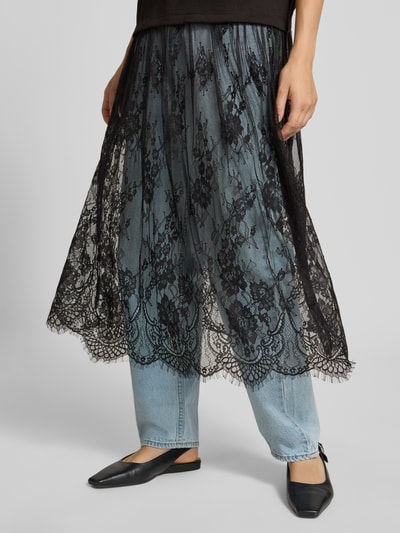 Kobiece modelki noszą Fließendes Freizeitkleid mit Spitzenbesatz Modell 'TAHLIA' od ONLY, czarne koronki na niebieskim tle, pełen widok sylwetki z przodu, sukienki casualowe.