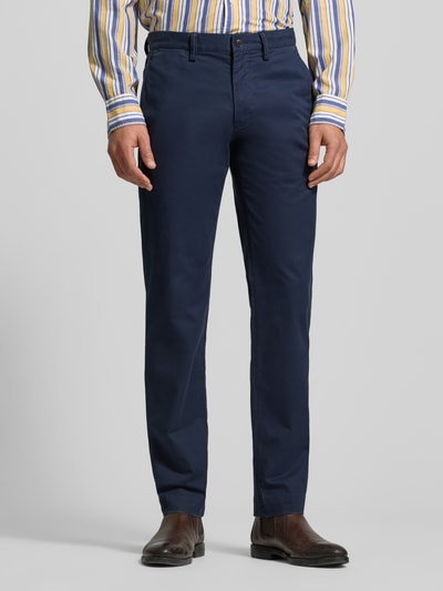 Männermodel trägt Stoffhose mit Gesäßtaschen von Polo Ralph Lauren, dunkelblau, Baumwoll-Elasthan-Mix, Slim-Fit, Ganzkörperansicht von vorne.
