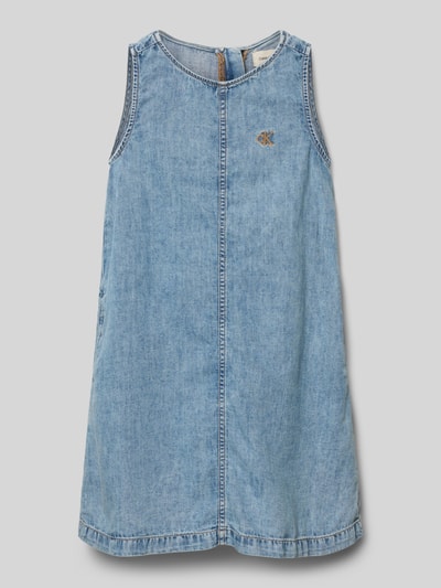 Produktfoto, A-Linien Jeanskleid aus Baumwoll-Mix von Calvin Klein Jeans in mittlerem Denim-Blau mit Logo-Stitching, Rundhals und Taschen.